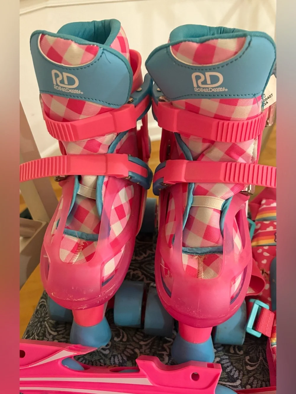 Kids Adjustable Roller Derby Fitness Skates with knee & shoulder pads